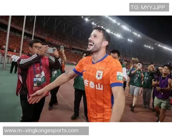 卡扎伊什维利与妻子共享东京之旅美好时光尽显劳逸结合生活态度