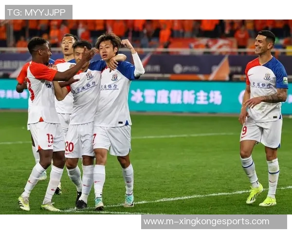 广岛球员失误送机会米内罗头球被解围路易斯补射遗憾中柱